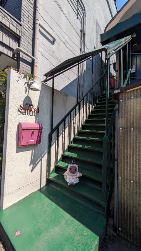 スタジオサイトル外観　階段